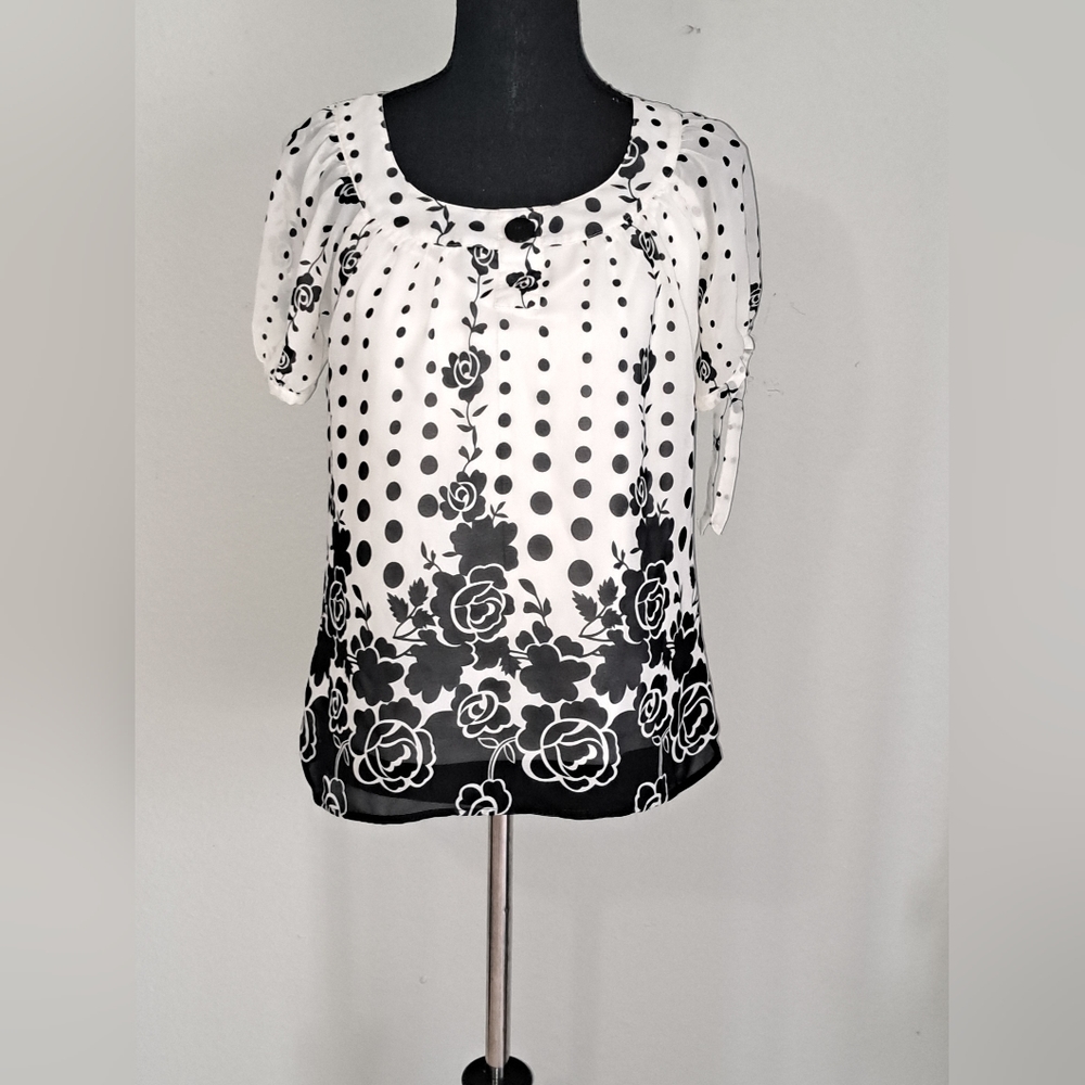 Sarah Michelle Short Sleeve Blouse Size PS.